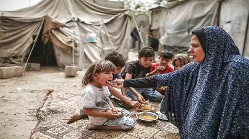 "أطفالنا يطلبون الطعام ولا يجدونه".. الحياة المستحيلة في غزة